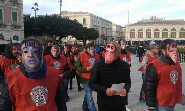 Siracusa, militanti di CasaPound in piazza con le maschere di Orlando e Italia