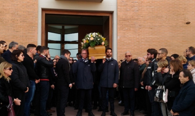 Siracusa, l'ultimo saluto a Gianluca Ruvioli: all'uscita il rombo delle moto