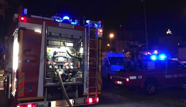 Siracusa, negozio in fiamme in viale Santa Panagia