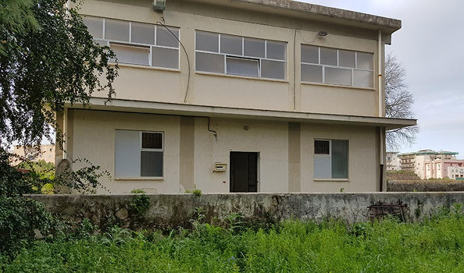 Villa Ortisi porta palestra spalancata 2