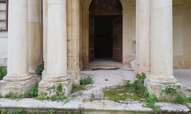 Siracusa, la scuola di via d Villa Ortisi nel degrado: sfregiata da vandalismo e incuria