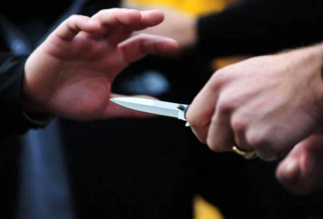 Siracusa, minaccia con un coltello un giovane gambiano: "Nero vattene al tuo paese". Denunciato