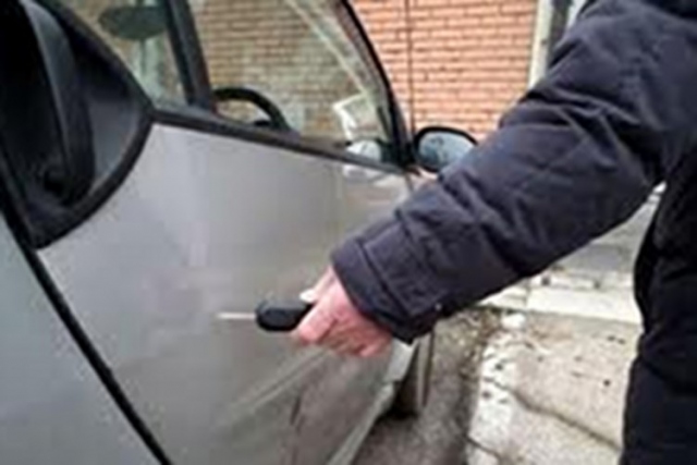 Siracusa, litiga con l'ex fidanzata e le danneggia l'auto: denunciato