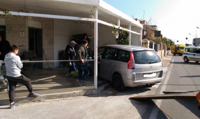 Siracusa, auto sfonda la veranda esterna di un bar in viale Epipoli