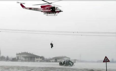 Nel Bolognese, Reno rompe argine: 6 carabinieri feriti e 280 sfollati