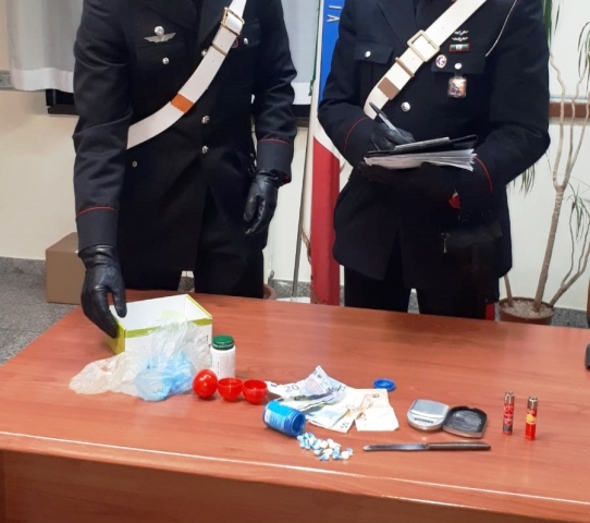 Floridia, sorpreso mentre spacciava cocaina in strada: trovato in possesso di oltre 25 dosi. Arrestato