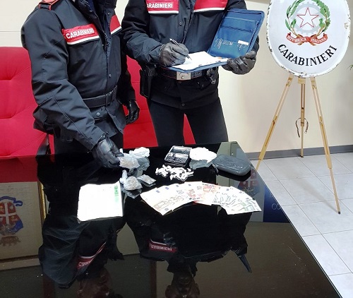 Floridia, sorpreso mentre spaccia droga in via Fava: arrestato