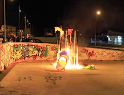 Priolo Gargallo, a fuoco uno scivolo per bimbi in via Cristoforo Colombo