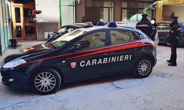 Augusta, aggredisce il fratellastro minore: arrestato 30enne