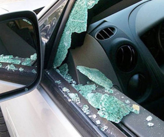 Siracusa, spacca vetro di auto per rubare all'interno: denunciato