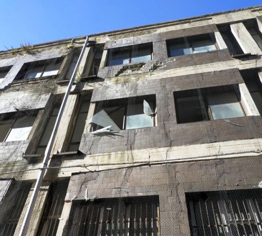 Siracusa, facciata del vecchio Tribunale con parti in vetro pericolanti