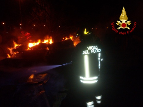 Nel Catanese, vasto incendio in un cantiere