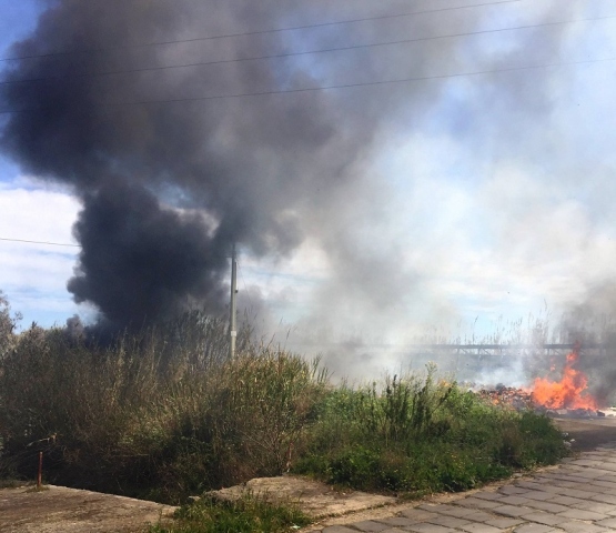 Siracusa, cassonetti vuoti e cumuli di rifiuti a fuoco in traversa Cannarella: è caos. VIDEO