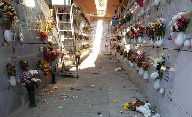 Siracusa, devastazione al cimitero: raid vandalico con vasi rotti, fiori gettati ovunque