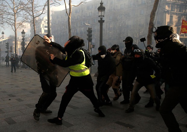 Guerriglia a Parigi, gilet gialli: scontri e saccheggi