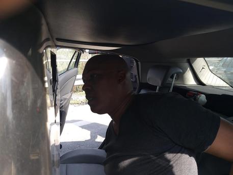 San Donato Milanese, sequestra autobus con 51 studenti e dà fuoco