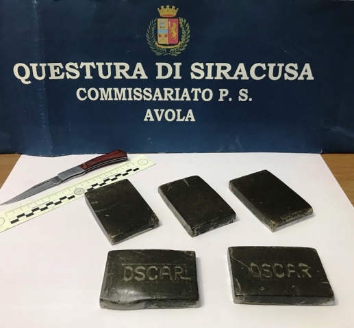 Avola, trovato con 5 panetti di hashish: arrestato e tradotto ai domiciliari