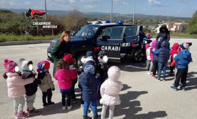 Augusta, i Carabinieri con i bambini della  Morvillo