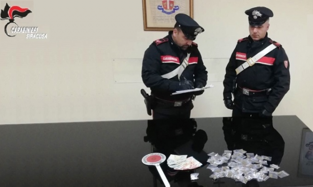 Siracusa, hashish e cocaina nella cassetta delle lettere: un arresto