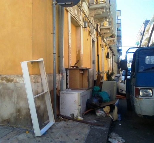 Siracusa, la Borgata perde il pelo ma non il vizio: ancora rifiuti ingombranti abbandonati in strada