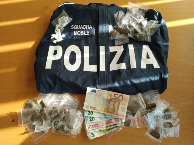 Siracusa, spaccio di hashish e cocaina: arrestato un 23enne