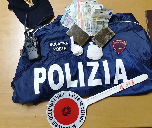 Siracusa, nascondeva in casa hashish e cocaina: arrestata una donna