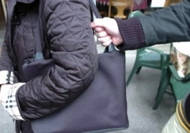 Siracusa, le seguiva fino a casa poi rubare la borsa alle vittime anche con violenza: arrestato