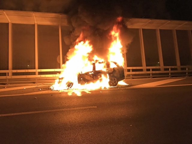 Auto a fuoco nella strada per Floridia, indagini in corso