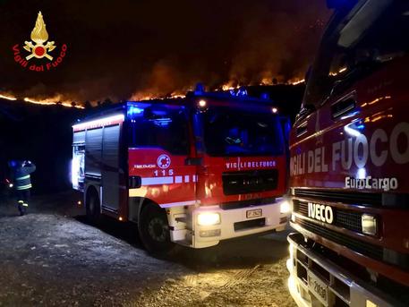 Nel Genovese, vasto incendio a Cogoleto: oggi scuole chiuse