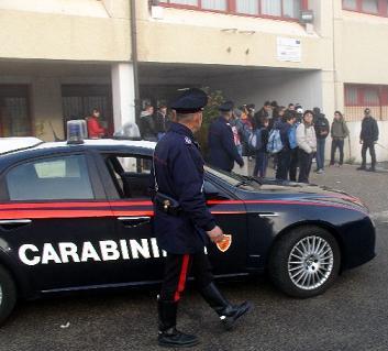 Carlentini, trovato involucro con 1 chilo di hashish nell'aiuola di una scuola