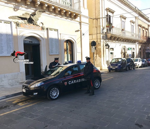 Rosolini, aggredisce verbalmente e fisicamente i Carabinieri: arrestato