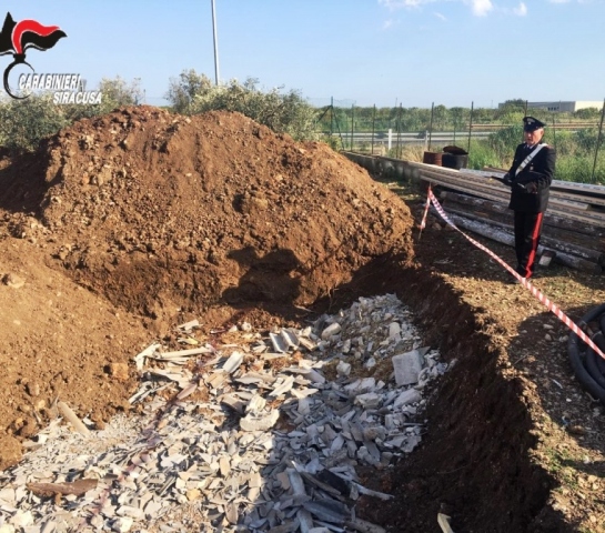 Siracusa, oltre 100 chili di eternit sbriciolato in una fossa: denunciati in tre, area sequestrata