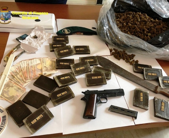 Siracusa, “bunker” e inferriate in via Algeri: all'interno chili di droga e armi: blitz della Guardia di Finanza