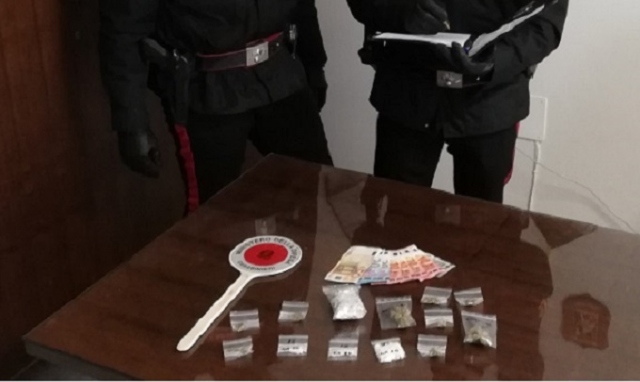 Siracusa, sorpreso a spacciare droga in via Italia 103: arrestato