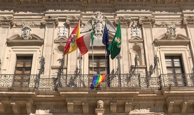 Siracusa, la bandiera arcobaleno sventola al Vermexio