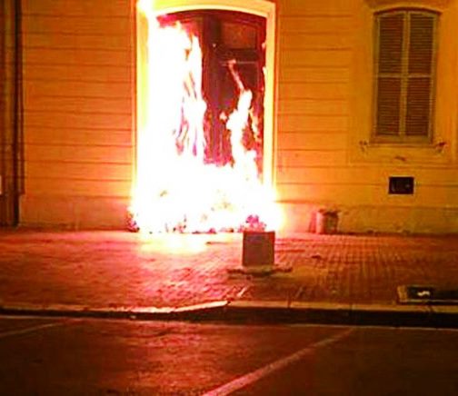 Siracusa, a fuoco porta d'ingresso di un appartamento in via Lazio