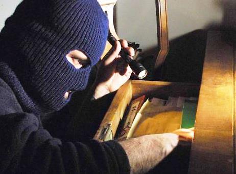 Noto, avrebbe rubato 100mila euro in casa di anziana: denunciato