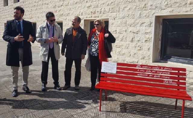 Siracusa, una panchina rossa in tribunale contro i femminicidi