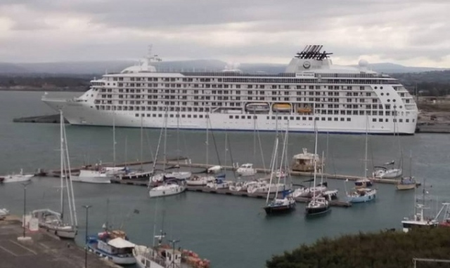 Siracusa, The World alla banchina 3 del Porto Grande