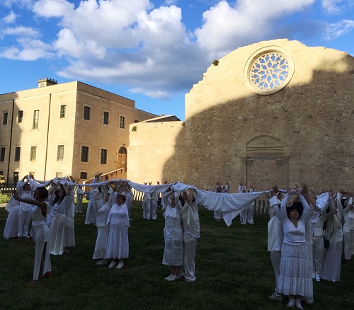 Siracusa, abiti bianchi in Piazza S.Giovanni per il flash mob "L'8"