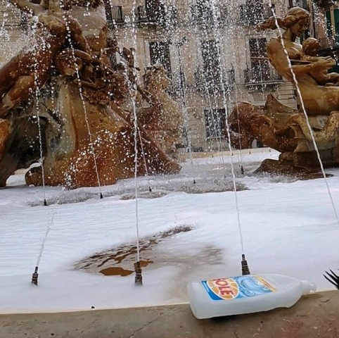 Siracusa, schiuma nella Fontana di Diana: indignazione sui social