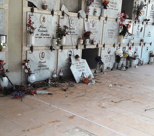 Siracusa, vandali al Cimitero: distrutti quattro interi settori