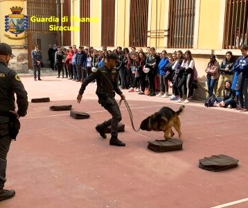 Floridia, Educazione alla legalità economica: la Gdf incontra gli studenti del “Leonardo da Vinci”