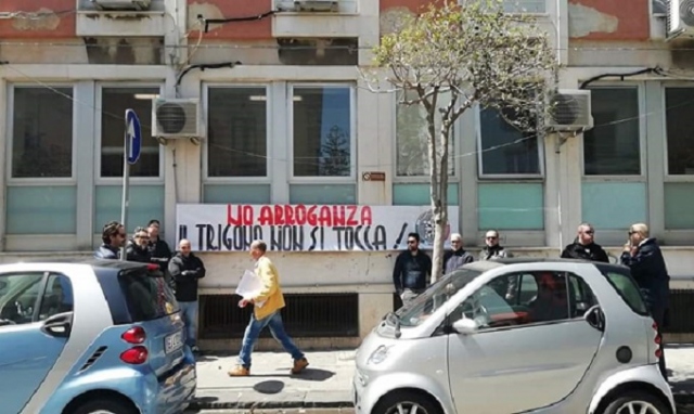 Siracusa, striscione di CasaPound fuori dall'Asp: "Il Trigona non si tocca"