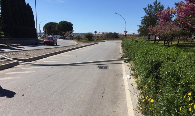 Siracusa, palo dell'illuminazione pubblica si abbatte al suolo in pieno giorno