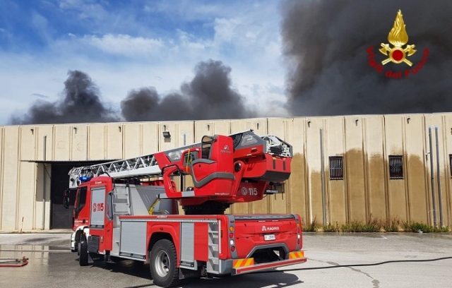 Siracusa, incendio in un capannone a Targia: in cenere deposito di materassi