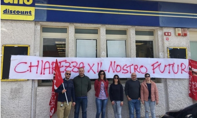 Floridia, continua la protesta dei dipendenti di Uno Discount