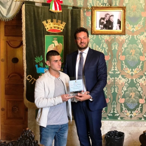 Siracusa, premiato Sebastian Colnaghi: volontario che ripulisce alcuni siti tra cui la Pillirina