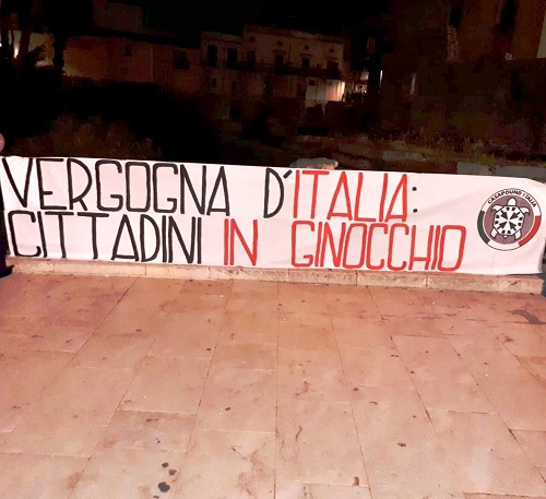 Siracusa, striscione di Casapound: "Vergogna d'Italia: cittadini in ginocchio"