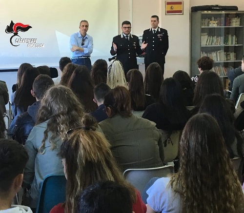 Noto, i Carabinieri incontrano le classi terze e quarte dell’Istituto Raeli